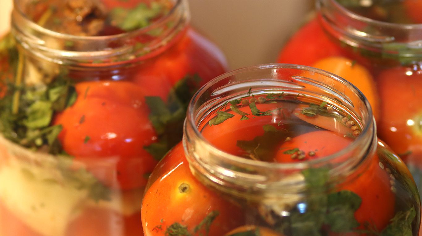 Мариновані помідори — овочеве асорті