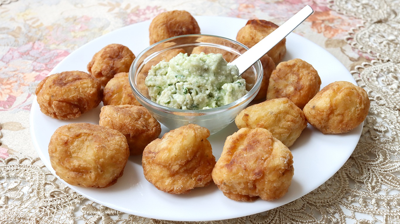 Картопляні кульки з сирним соусом