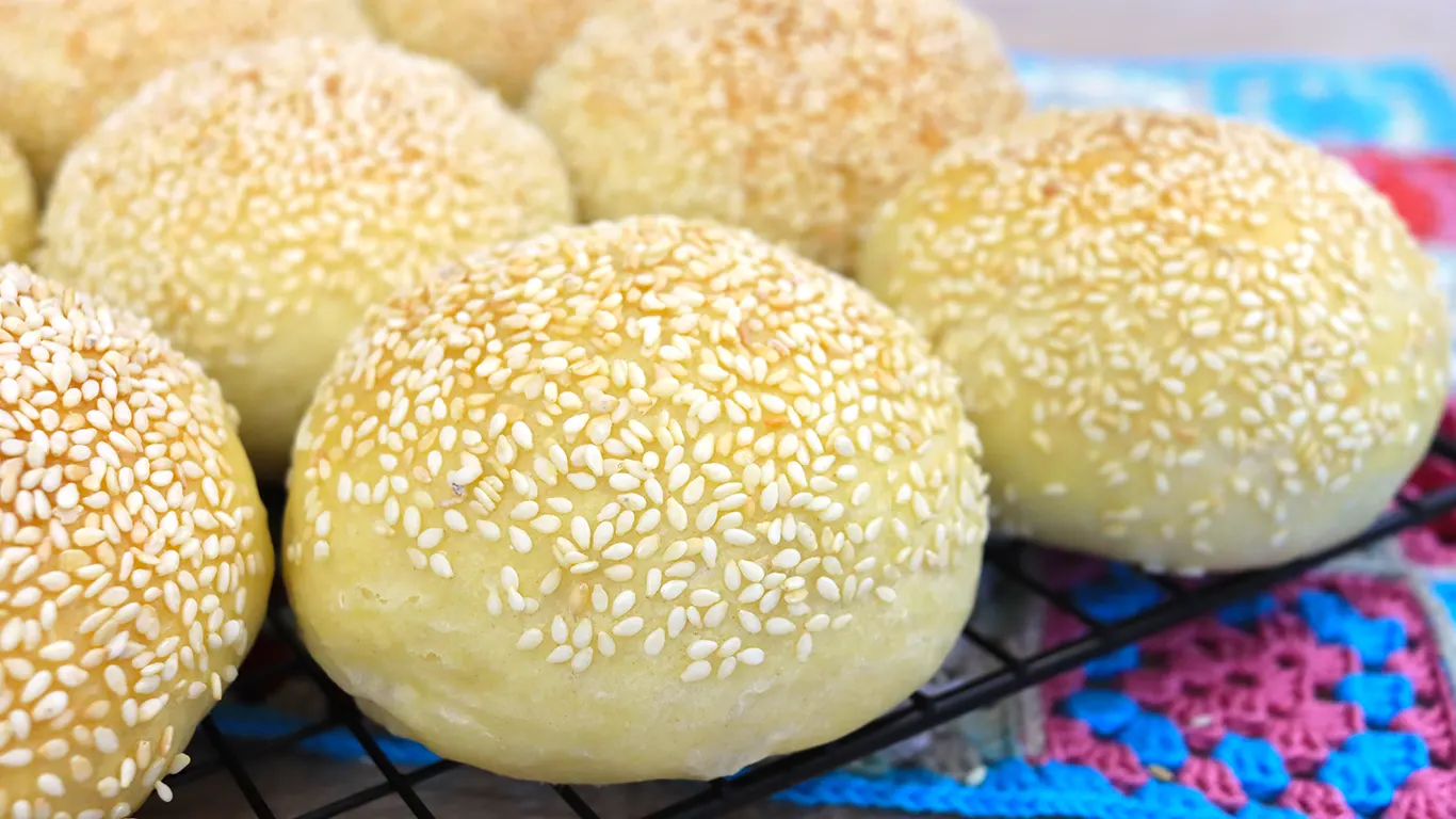 Булочки з кунжутом bulochky z kunzhutom na reshettsi Малушина кухня Булочки з кунжутом